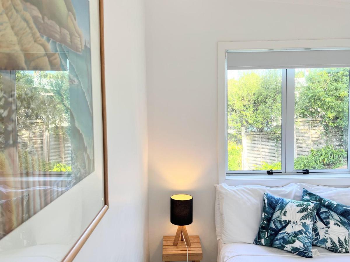 Tiri Cottage - Sea Views In Oneroa By Waiheke Unlimited Waiheke Island Экстерьер фото