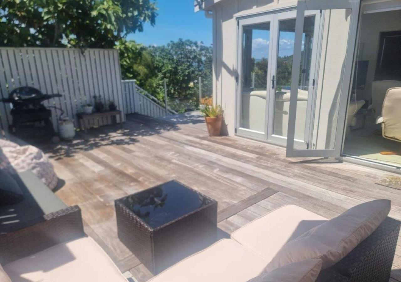 Tiri Cottage - Sea Views In Oneroa By Waiheke Unlimited Waiheke Island Экстерьер фото